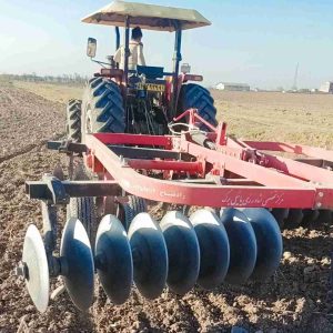 دیسک زدن برای کاشت بادام زمینی